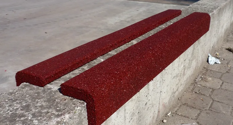 Detalle del ECO-SAFE CORNER rojo con la sección del perfil a la vista