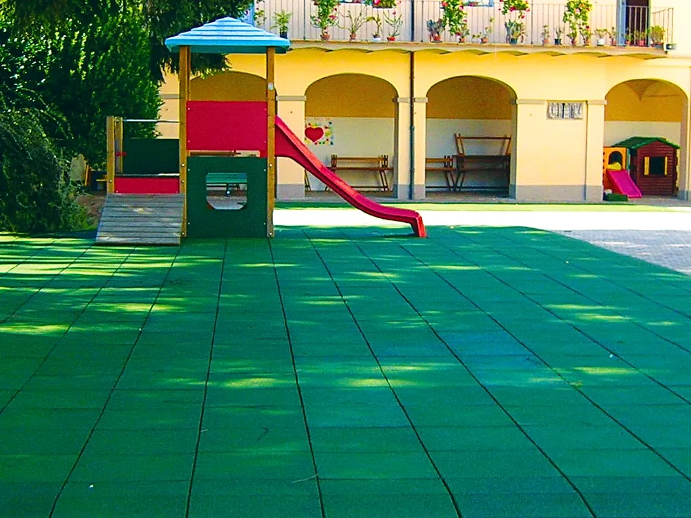 Pavimentazione antitrauma 2 Pavimentazione antitrauma ECO-SOFT verde installata in area gioco per asilo