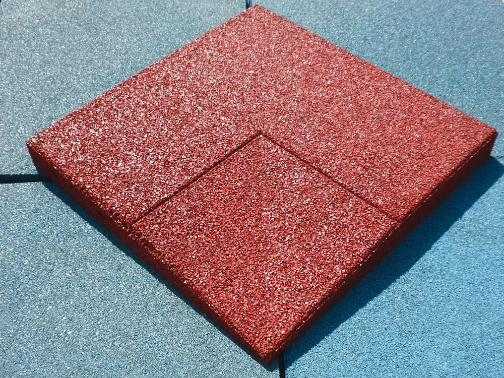 Lineare Rampe vom Typ ECO-SOFT RAMP, die entlang des Randes des Bodenbelags installiert wurde