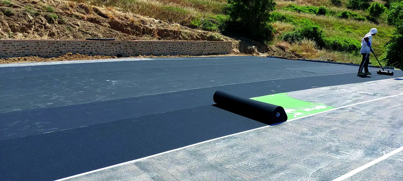 Installation of ECO-SPORT ROLL as a subbase for an outdoor track