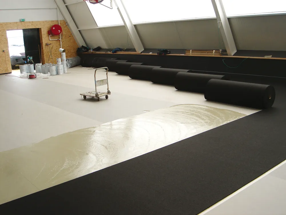 ECO-SPORT ROLL rolls during the installation of a sports floor