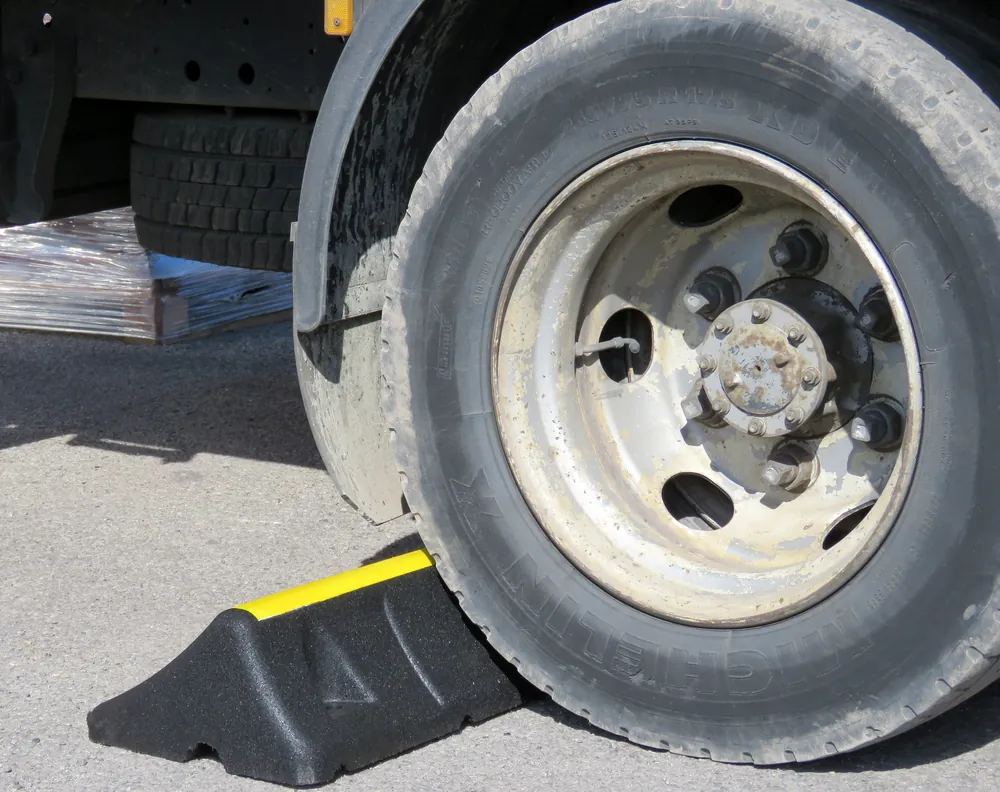 Rueda de camión en contacto con el tope de rueda ECO-TRUCK STOP
